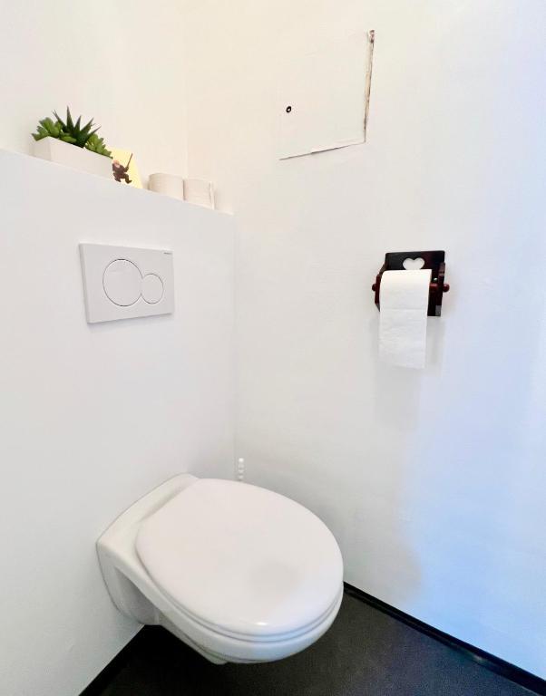 3-Bedroom-Flat With Parking Space Wina Bagian luar foto