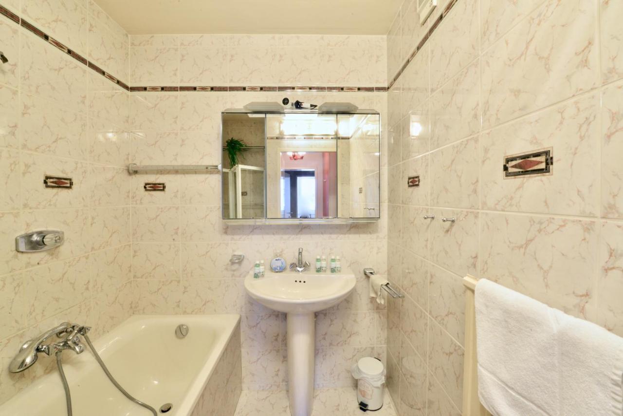 3-Bedroom-Flat With Parking Space Wina Bagian luar foto